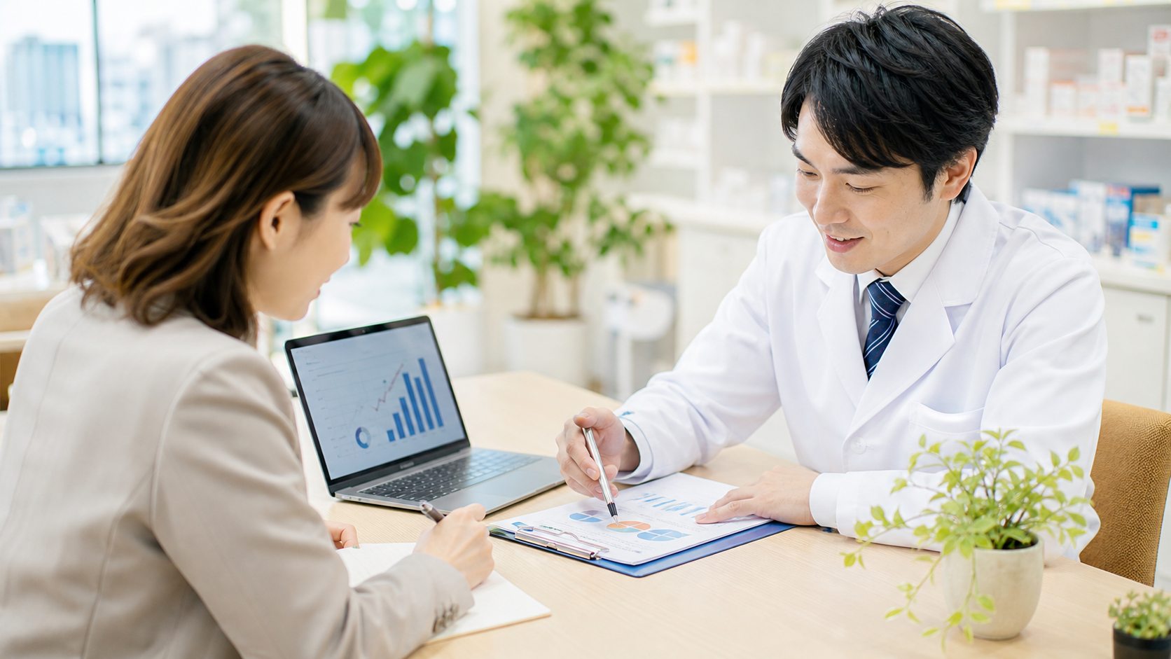 薬剤師がキャリア計画と年収アップの条件を確認している写真風画像