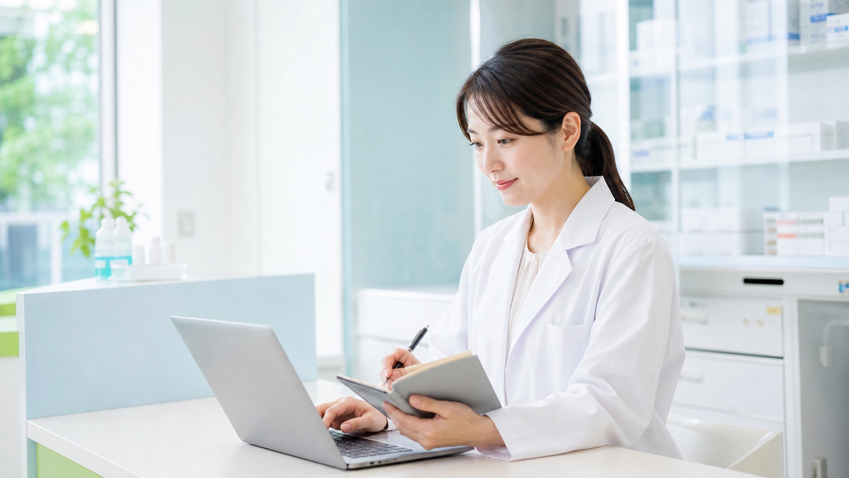 お仕事ラボの退会方法を確認する薬剤師の写真風アイキャッチ