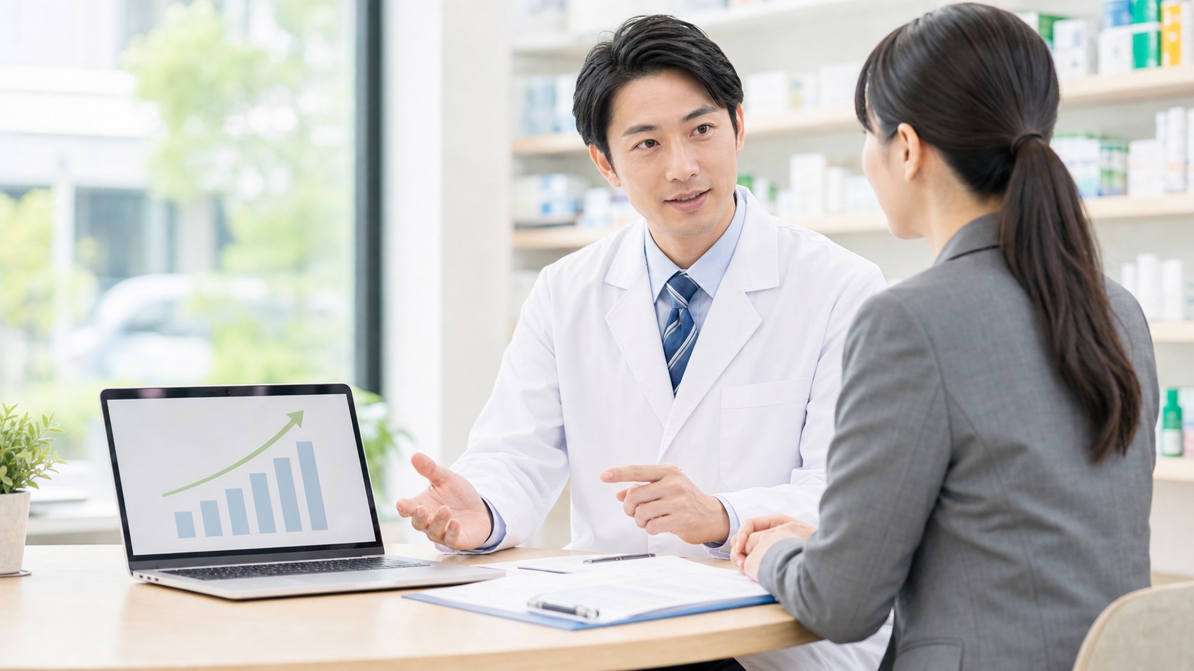 薬剤師が年収アップ転職についてキャリア相談している写真風アイキャッチ