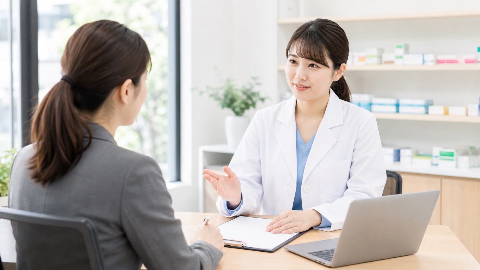 薬剤師が転職エージェントとの初回面談で希望条件を相談している写真風アイキャッチ